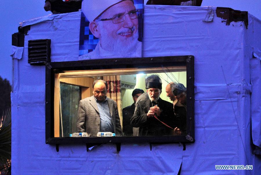 Pakistani religious leader Tahir-ul-Qadri (R) addresses his supporters on the fourth day of a long-march protest rally in Islamabad, capital of Pakistan, Jan. 17, 2013. Pakistani ministers held talks with Tahir-ul-Qadri on Thursday in an attempt to avert a political crisis and end a demonstration that has heaped pressure on the fragile government. (Xinhua/Ahmad Kamal) 