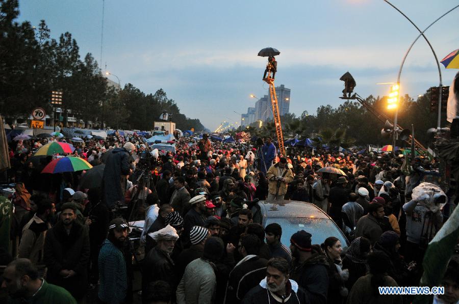 Supporters of Pakistani religious leader Tahir-ul-Qadri gather on the fourth day of a long-march protest rally in Islamabad, capital of Pakistan, Jan. 17, 2013. Pakistani ministers held talks with Tahir-ul-Qadri on Thursday in an attempt to avert a political crisis and end a demonstration that has heaped pressure on the fragile government. (Xinhua/Ahmad Kamal) 