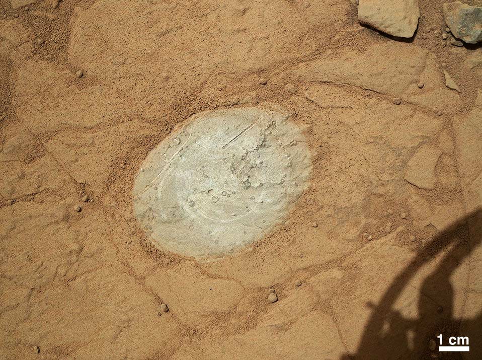 This image from the Mars Hand Lens Imager on NASA's Mars rover Curiosity shows the patch of rock cleaned by the first use of the rover's Dust Removal Tool (DRT). (Photo/NASA)