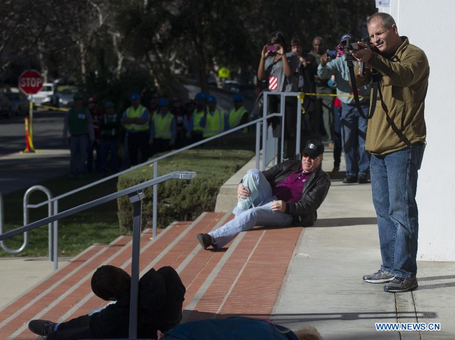 A mock attacker pretends to shoot during an anti-terrorist drill at Claremont Colleges in Los Angeles County, Jan. 17, 2013. The three-day drill will last until Friday. (Xinhua/Yang Lei) 