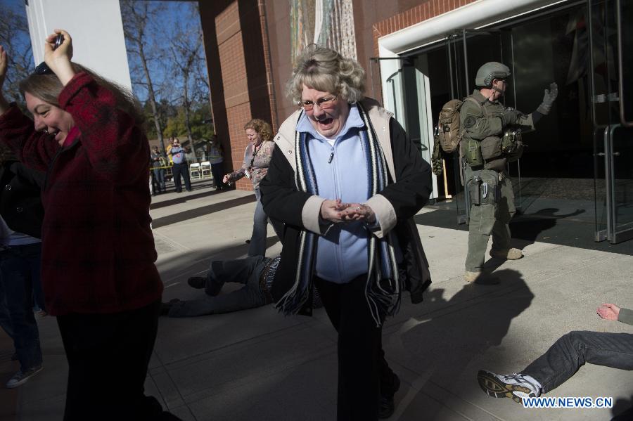 People evacuate from the attacked place during an anti-terrorist drill at Claremont Colleges in Los Angeles County, Jan. 17, 2013. The three-day drill will last until Friday. (Xinhua/Yang Lei) 