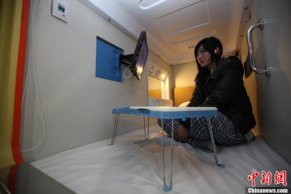 Photo shows a guest living in the "capsule hotel" on the Tianjin Road in Qingdao, a city in east China's Shandong province. (CNSPHOTO/ Xu Congde)