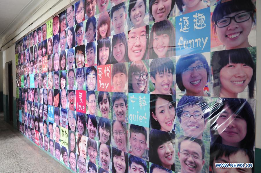 Photo taken on Jan. 18, 2013 shows a wall of smiling faces of students in Liaocheng University in Liaocheng, east China's Shandong Province. (Xinhua) 