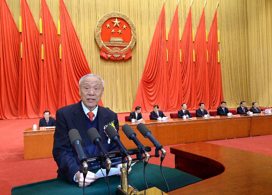 Radar engineer Wang Xiaomo who won China's top science award of 2012 speaks in the awarding ceremony of the State Scientific and Technological Award in Beijing, capital of China, Jan. 18, 2013. Chinese leaders Hu Jintao, Xi Jinping, Wen Jiabao, Li Keqiang and Liu Yunshan attended the ceremony on Friday. (Xinhua/Liu Jiansheng) 