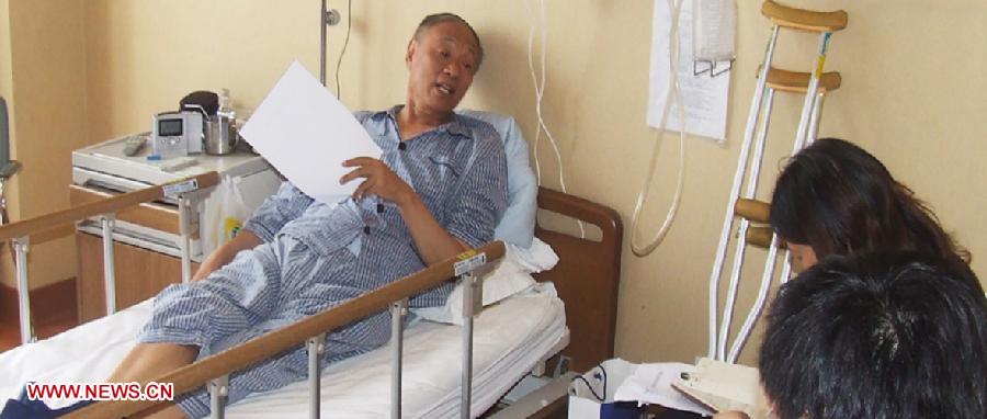 File photo taken in July, 2006 shows Wang Xiaomo (L) working in bed in a hospital. Radar engineer Wang Xiaomo won China's top science award on Friday. Wang, 74, is a Chinese Academy of Engineering (CAE) member who has been engaged in the research and design of radar for the past 30 years. He is regarded as "father" of airborne warning and control systems in China. (Xinhua) 