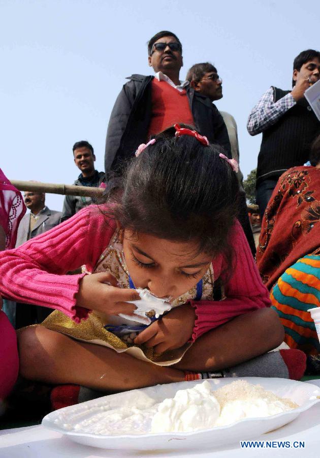 A participant eats curd during a curd eating competition in Patna, capital of Indian eastern state Bihar, Jan. 18, 2013. (Xinhua/Stringer) 