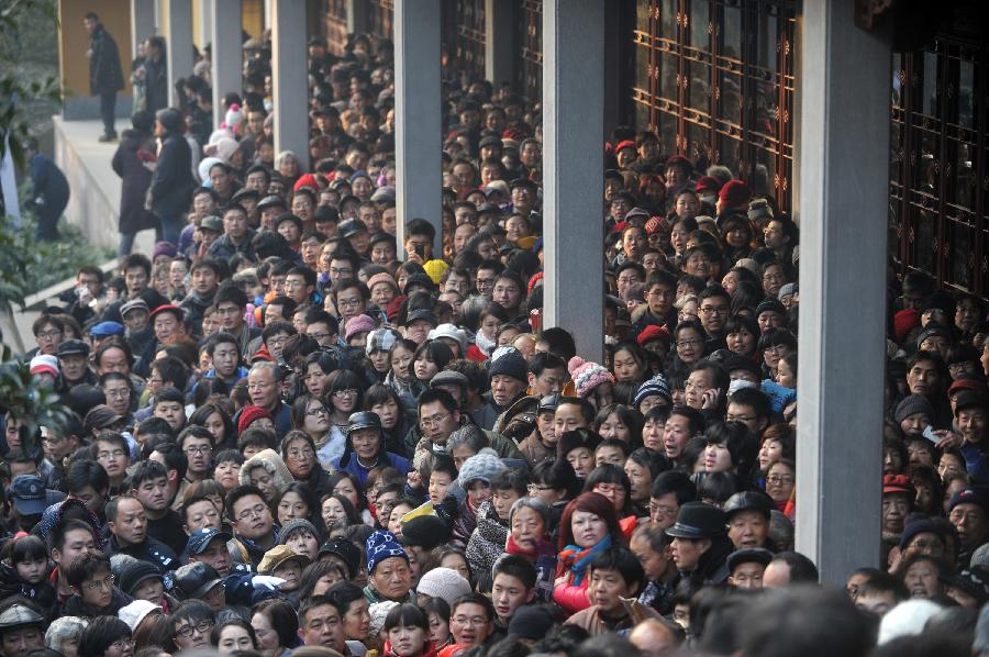 The Lingyin Temple is crammed with people who swarms to get free Laba porridge in Hangzhou, capital of east China's Zhejiang Province. The Lingyin Temple distributed porridge for free on Jan. 19, the eighth day of the 12th lunar month or the day of Laba Festival. This charitable act, however, attracted numerous people and caused transitory disorder. No people got injured. (Xinhua/Huang Zongzhi)