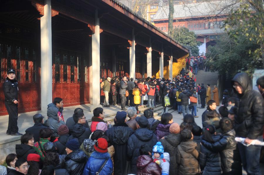 The Lingyin Temple is crammed with people who swarms to get free Laba porridge in Hangzhou, capital of east China's Zhejiang Province. The Lingyin Temple distributed porridge for free on Jan. 19, the eighth day of the 12th lunar month or the day of Laba Festival. This charitable act, however, attracted numerous people and caused transitory disorder. No people got injured. (Xinhua/Huang Zongzhi) 