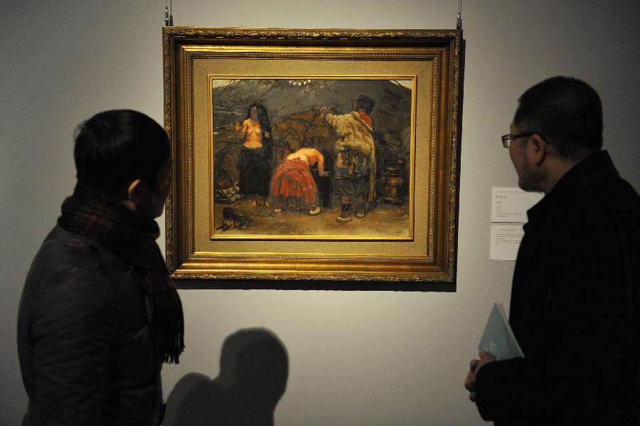 Visitors view a painting created by Chen Danqing during the "Selected Masterpieces from Ten Art Museums in China" exhibition at the National Art Museum of China in Beijing, capital of China, Jan. 18, 2013. The exhibition which kicked off on Friday gathered selected collections of China's 10 art museums, presenting valuable art works all over China. (Xinhua/Lu Peng) 