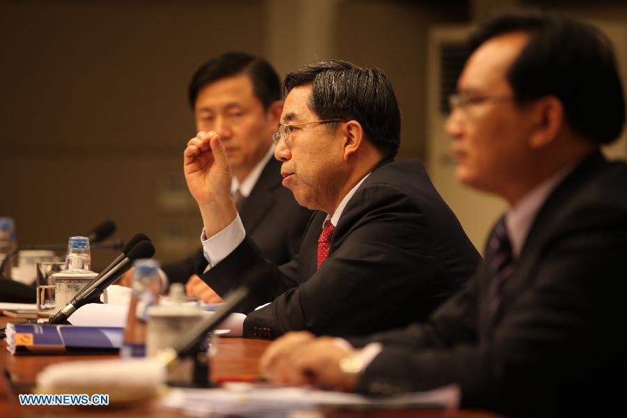 Ma Jiantang (C), director of the National Bureau of Statistics (NBS), gives an introduction on China's national economic situation of 2012 at a press conference in Beijing, capital of China, Jan. 18, 2013. China's State Council here held a press conference to release China's national economic situation of 2012 on Friday. (Xinhua/Jin Liwang) 