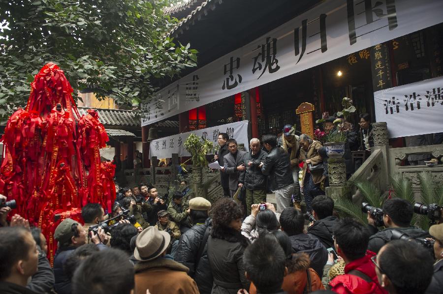 Veterans who have served in the China Expeditionary Army (CEA) commemorate their comrades-in-arms in southwest China's Chongqing, Jan. 19, 2013. A commemorating ceremony was held on Saturday in the Luohan Temple to mourn a total of 202 CEA soldiers and officers who sacrificed in the battle of yenangyaung in Myanmar. An expeditionary force of 300,000 was sent to Myanmar to fight against the Japanese invaders during World War II. (Xinhua/Chen Cheng) 