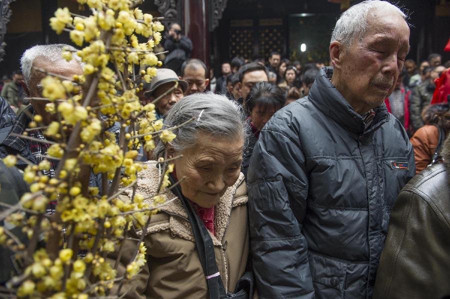 Veterans who have served in the China Expeditionary Army (CEA) commemorate their comrades-in-arms in southwest China's Chongqing, Jan. 19, 2013. A commemorating ceremony was held on Saturday in the Luohan Temple to mourn a total of 202 CEA soldiers and officers who sacrificed in the battle of yenangyaung in Myanmar. An expeditionary force of 300,000 was sent to Myanmar to fight against the Japanese invaders during World War II. (Xinhua/Chen Cheng) 