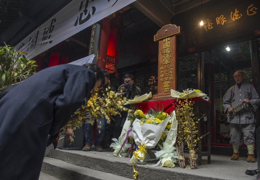 People mourn the sacrificed soldiers of China Expeditionary Army (CEA) in southwest China's Chongqing, Jan. 19, 2013. A commemorating ceremony was held on Saturday in the Luohan Temple to mourn a total of 202 CEA soldiers and officers who sacrificed in the battle of yenangyaung in Myanmar. An expeditionary force of 300,000 was sent to Myanmar to fight against the Japanese invaders during World War II. (Xinhua/Chen Cheng) 