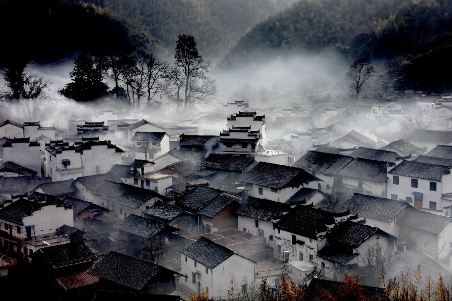 Photo taken on Jan. 19, 2013 shows the scene at dawn after a rainfall in Shicheng Village, Wuyuan County, east China's Jiangxi Province. (Xinhua/Shi Guangde) 