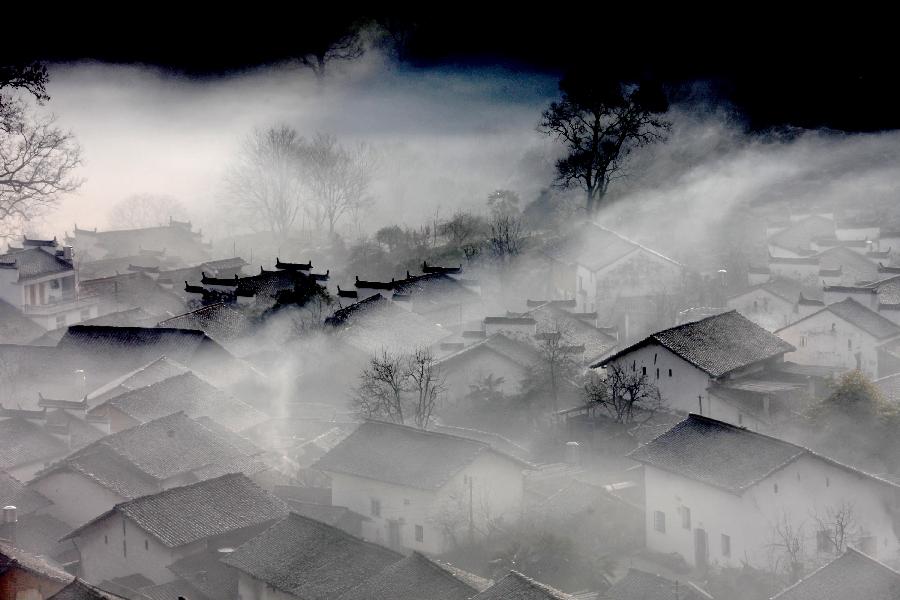 Photo taken on Jan. 19, 2013 shows the scene at dawn after a rainfall in Shicheng Village, Wuyuan County, east China's Jiangxi Province. (Xinhua/Shi Guangde) 