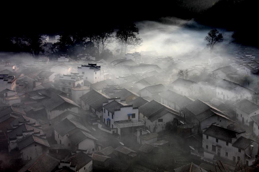 Photo taken on Jan. 19, 2013 shows the scene at dawn after a rainfall in Shicheng Village, Wuyuan County, east China's Jiangxi Province. (Xinhua/Shi Guangde) 