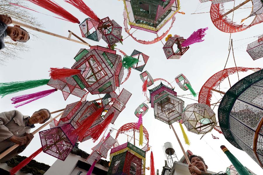 Folk artists present Xichong Lanterns in the Xichong Village of Wuyuan County, east China's Jiangxi Province, Jan. 19, 2013. Xichong Lantern, with a history of about 500 years, is regarded as the most typical lantern model in Wuyuan. (Xinhua/Song Zhenping) 