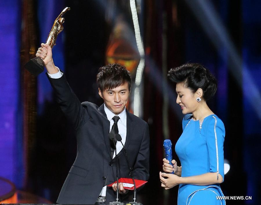 China's Olympics champion Chen Ding (L) is awarded Best rookie during the ceremony of 2012 CCTV Sports Personality of the year in Beijing, China, Jan. 19, 2013. (Xinhua/Li Ying) 