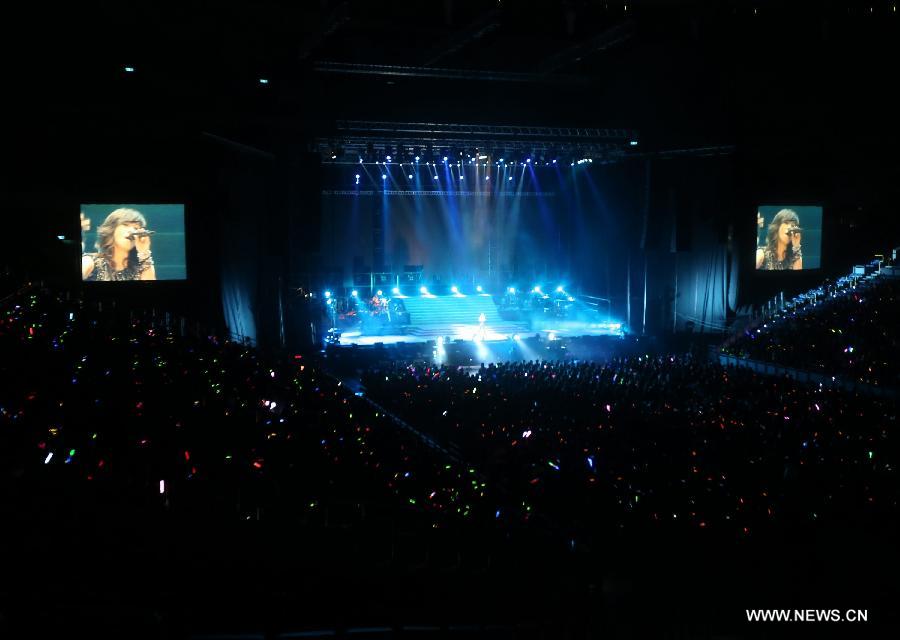 Singer Sandy Lam sings at her solo concert in Kaohsiung in southeast China's Taiwan, Jan. 19, 2013. (Xinhua/Xing Guangli) 