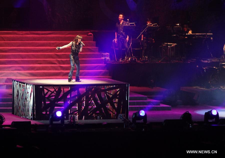 Singer Sandy Lam sings at her solo concert in Kaohsiung in southeast China's Taiwan, Jan. 19, 2013. (Xinhua/Xing Guangli) 