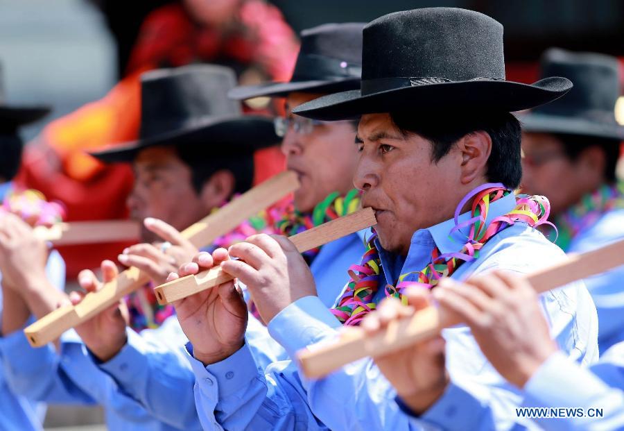 Residents participate in the Tacna International Carnival at the esplanade of the Government Palace in Lima, capital of Peru, Jan. 19, 2013. (Xinhua/ANDINA) 