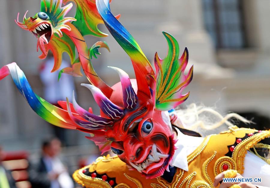 A resident participates in the Tacna International Carnival at the esplanade of the Government Palace in Lima, capital of Peru, Jan. 19, 2013. (Xinhua/ANDINA) 