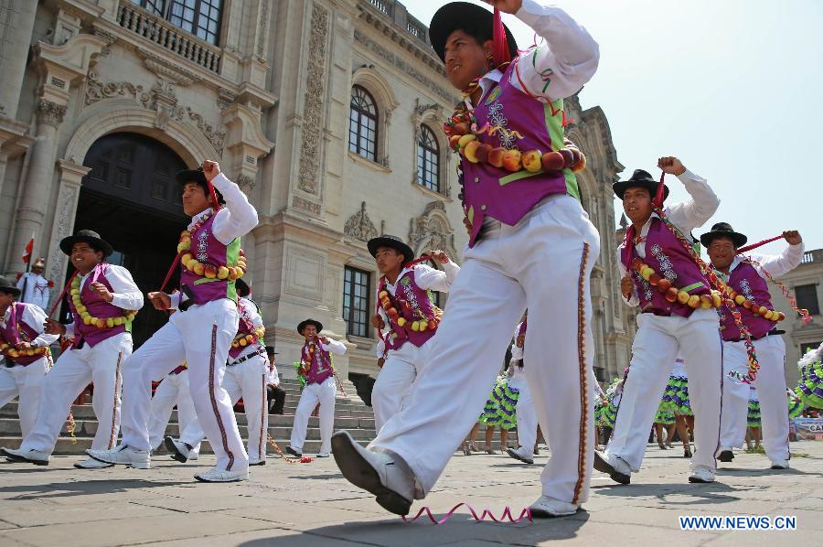 Residents participate in the Tacna International Carnival at the esplanade of the Government Palace in Lima, capital of Peru, Jan. 19, 2013. (Xinhua/ANDINA) 