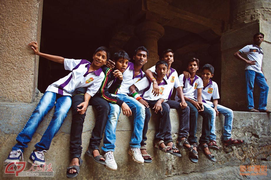 Photo shows a group of children on Elephanta Island. (Chinapictorial/ Duan Wei)