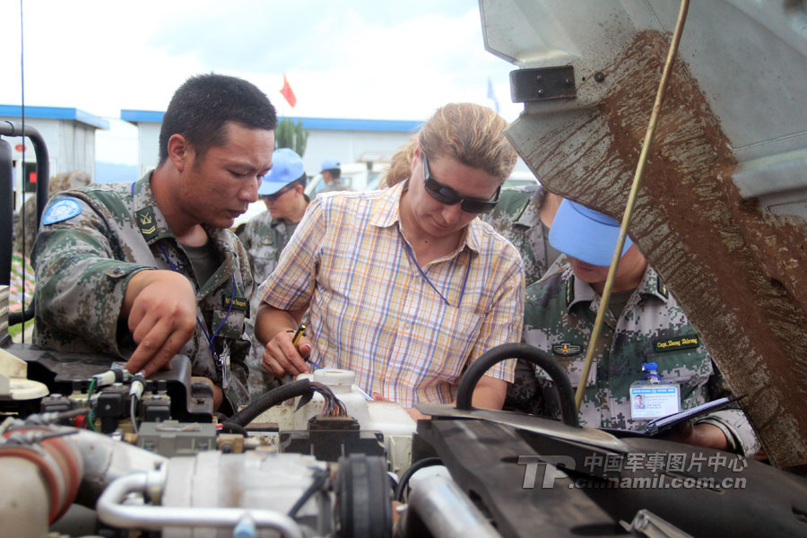 The 15th Chinese peacekeeping engineer detachment to Congo (K) successfully passed UN's equipment verification on January 16, 2013, local time. All of its equipment and materials meet the requirements of the UN. (chinamil.com.cn/Zhai Donghui)