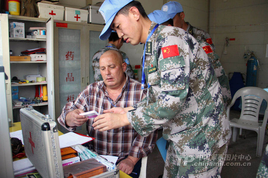 The 15th Chinese peacekeeping engineer detachment to Congo (K) successfully passed UN's equipment verification on January 16, 2013, local time. All of its equipment and materials meet the requirements of the UN. (chinamil.com.cn/Zhai Donghui)