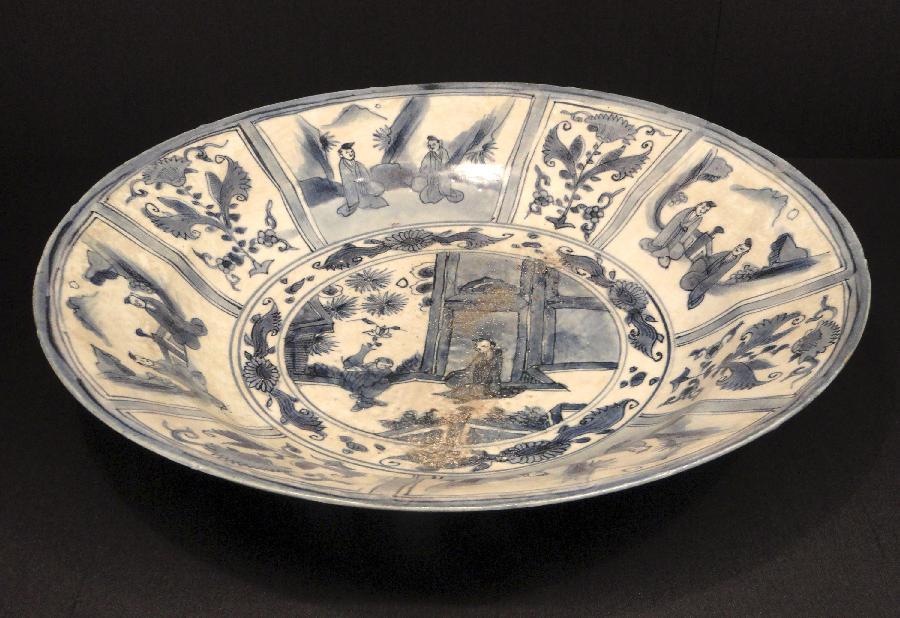 Photo taken on Jan. 19, 2013 shows an ancient porcelain plate exhibited during an exhibition of antiques of the 1573-1620 period at Suzhou Museum in Suzhou, east China's Jiangsu Province. The exhibition, which showcases 108 antiques dating back to the 1573-1620 period, will last until April 14. (Xinhua/Wang Jiankang) 