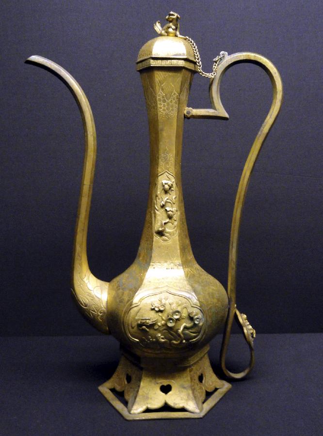 Photo taken on Jan. 19, 2013 shows an ancient bronze kettle exhibited during an exhibition of antiques of the 1573-1620 period at Suzhou Museum in Suzhou, east China's Jiangsu Province. The exhibition, which showcases 108 antiques dating back to the 1573-1620 period, will last until April 14. (Xinhua/Wang Jiankang) 