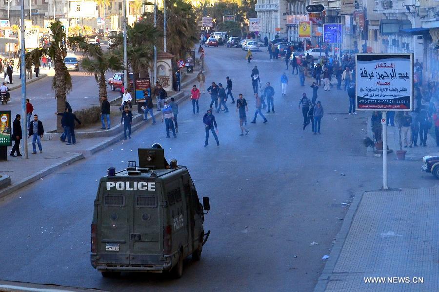 Protesters confront with the police during clashes in the coastal city of Alexandria, Egypt, on Jan. 20, 2013. Police and protesters clashed here on Sunday after the presiding judge investigating the killing of protesters in Egypt's 2011 uprising returned the case. (Xinhua/STR)