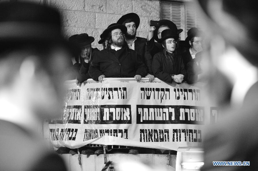 Thousands of Ultra-Orthodox Jews take part in a rally to welcome visiting Grand Rabbi of the Satmar hassidic dynasty Rabbi Zalman Leib Teitelbaum from the United States in Jerusalem's ultra-Orthodox neighborhood of Mea Shearim on Jan. 20, 2013. (Xinhua/Yin Dongxun) 