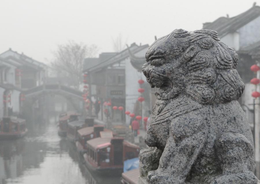 Photo taken on Jan. 21, 2013 shows the fog-shrouded Shantang Street, a famous water alley, in Suzhou, east China's Jiangsu Province. (Xinhua/Wang Jiankang) 