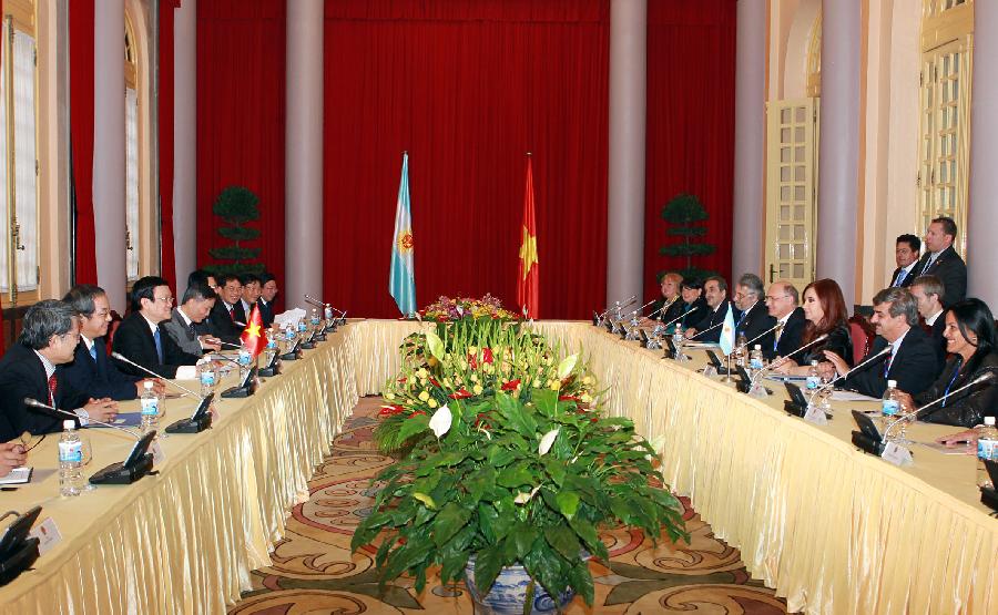 Vietnamese President Truong Tan Sang (3rd L) holds talk with visiting Argentine President Cristina Fernandez de Kirchner (3rd R) in Hanoi, capital of Vietnam, Jan. 21, 2013. (Xinhua/VNA) 