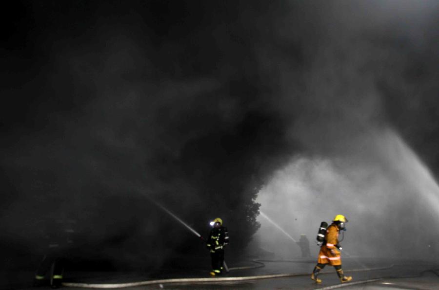 About 100 fire fighters are striving to put out a fire that broke out in a bag factory in east China's Jiaxing City, Zhejiang Province. The flame started at 11:13 a.m. Monday and was strengthened by wind, which baffled the fire fighting at the Banghe International Luggage Factory. No casualty has been reported, according to the Jiaxing Fire Department. (Photo/Xinhua)