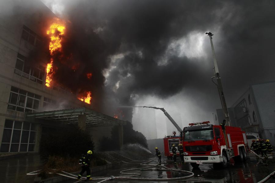 About 100 fire fighters are striving to put out a fire that broke out in a bag factory in east China's Jiaxing City, Zhejiang Province. The flame started at 11:13 a.m. Monday and was strengthened by wind, which baffled the fire fighting at the Banghe International Luggage Factory. No casualty has been reported, according to the Jiaxing Fire Department. (Photo/Xinhua)