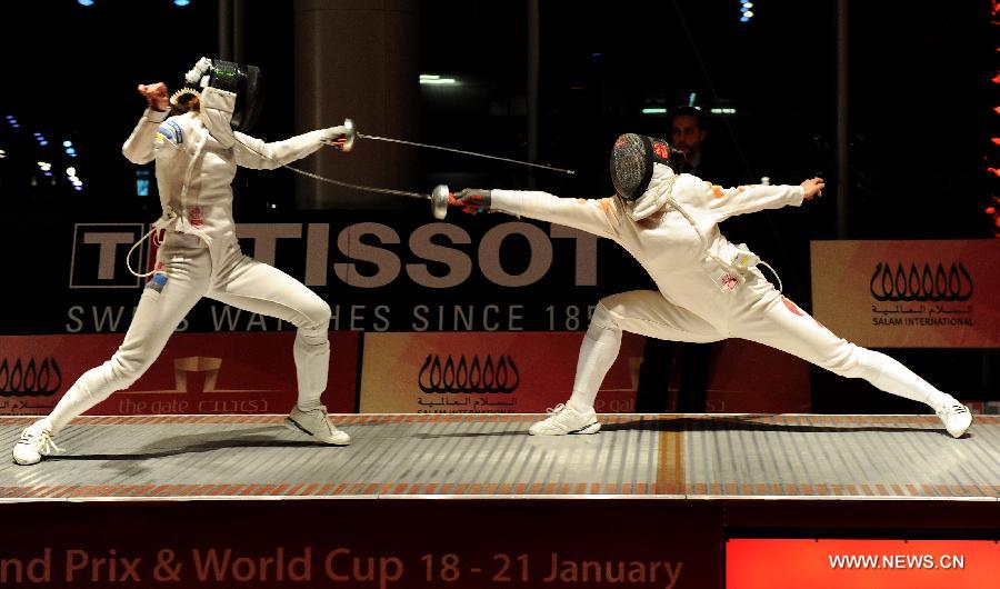 Yin Mingfang (R) of China competes during the women's epee team final between China and Estonia at the Fencing Grand Prix and World Cup in Doha, Jan. 21, 2013. (Xinhua/Chen Shaojin) 