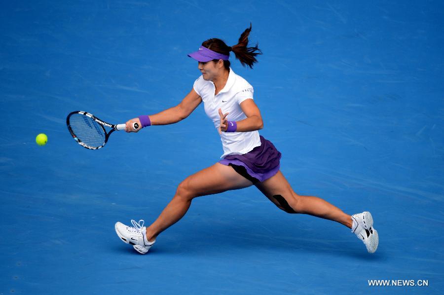 China's Li Na hits a return to Poland's Agnieszka Radwanska during a women's singles quarterfinal match at the Australian Open tennis tournament in Melbourne on Jan. 22, 2013. Li Na won 2-0 and entered the semifinals. (Xinhua/Chen Xiaowei) 