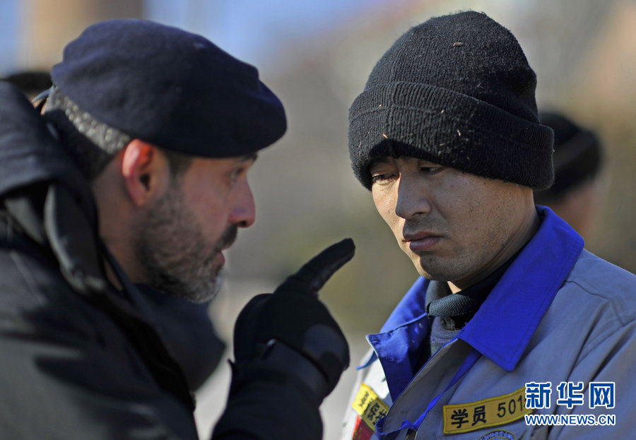 Liu Yuntang is scolded by the drill master in the log carrying training as he fails to do what the master has required. Only by doing one’s utmost, could the cooperation in the whole be accomplished. Liu was eliminated several days later because of incompetence.(Photo/Xinhua)