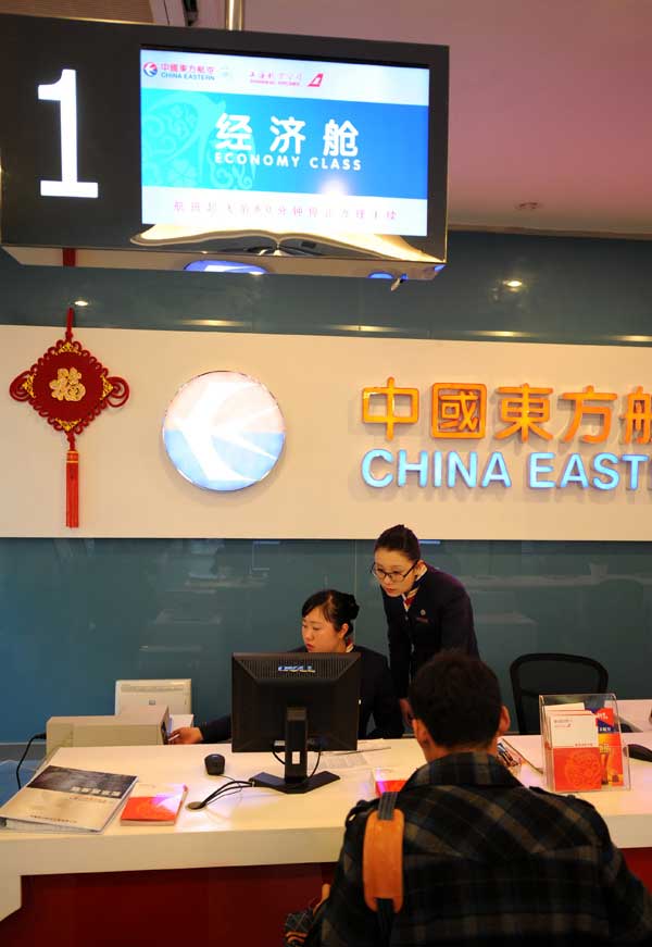 On Jan. 21, airport staff handles check in for passengers at the terminal at downtown area in Nanjing. (Xinhua/Shushen)