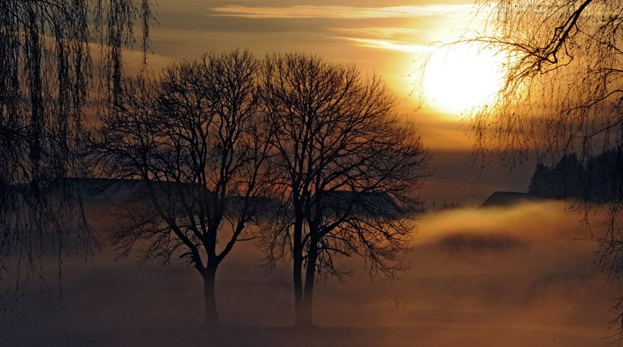 Eisen Hartz, a city in Germany, is shrouded by the haze under the sunset, Jan. 12, 2013. (Xinhua/AFP)
