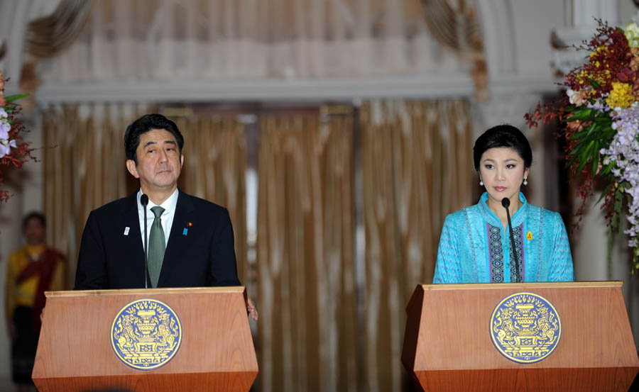 Thai Prime Minister Yingluck Shinawatra (R) and Japanese Prime Minister Shinzo Abe (L) attend a joint press conference at the Government House in Bangkok, capital of Thailand, Jan. 17, 2013. Shinzo Abe arrived in Bangkok on Thursday for a two-day official visit to Thailand. (Xinhua/Gao Jianjun)
