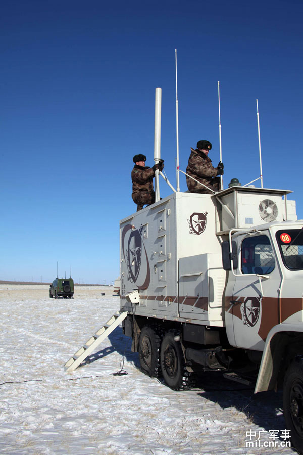 The Beijing Military Area Command (MAC) of the Chinese People's Liberation Army (PLA) organized a large-scale winter actual-troop drill in Zhurihe military training base from Jan. 8 to 18, 2013, so as to greatly improve the actual-combat capability of the troops in the cold weather. （mil.cnr.cn/Zhang Kunping, Zhang Leifeng, Gao Bo, Cheng Jianfeng, Wang Guohong）