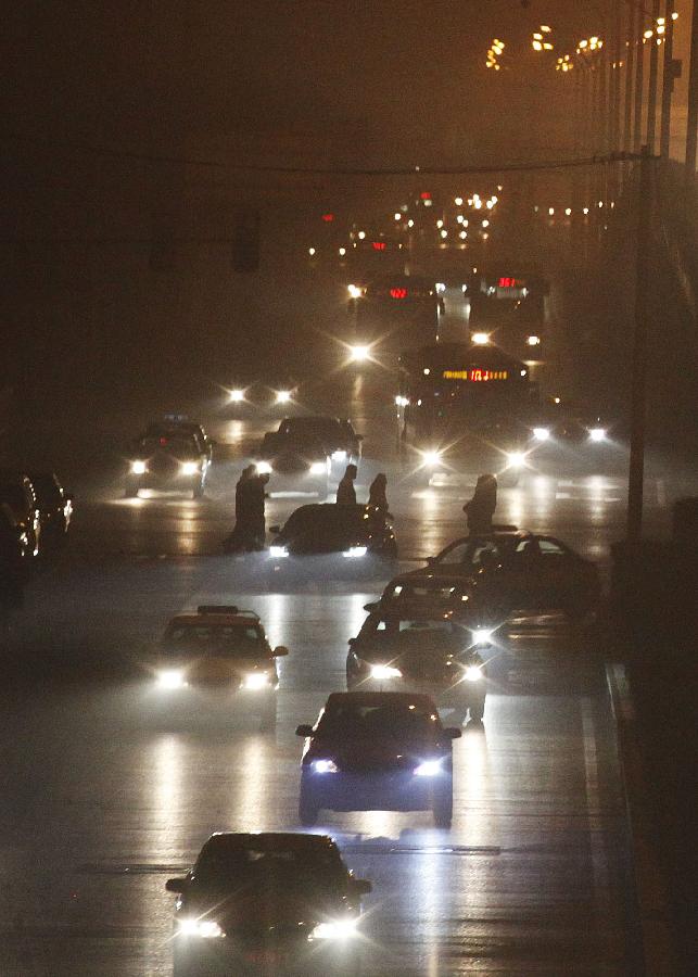 Vehicles run in the fog in Beijing, capital of China, Jan. 22, 2013. Beijing meteorological observatory issued a yellow alert for heavy fog on Tuesday. (Xinhua/Wang Shen)