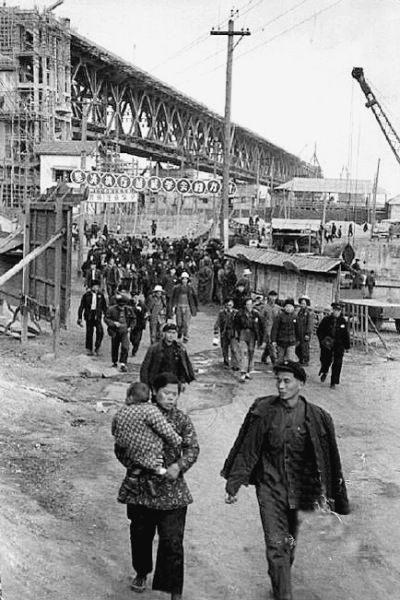 Wuhan Yangtze river bridge under construction