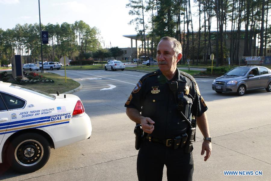 A policeman works on the campus of Lone Star College in north Houston, the United States, Jan. 22, 2013. Three people, including a suspect, have been shot on the Lone Star College north campus in Houston on Tuesday, as a result of an argument between a student and a man, authorities said. (Xinhua/Song Qiong) 