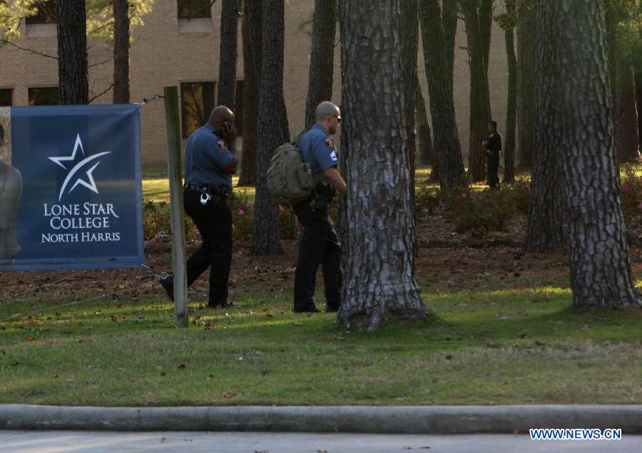 Policemen investigate on the campus of Lone Star College in north Houston, the United States, Jan. 22, 2013. Three people, including a suspect, have been shot on the Lone Star College north campus in Houston on Tuesday, as a result of an argument between a student and a man, authorities said. (Xinhua/Song Qiong) 