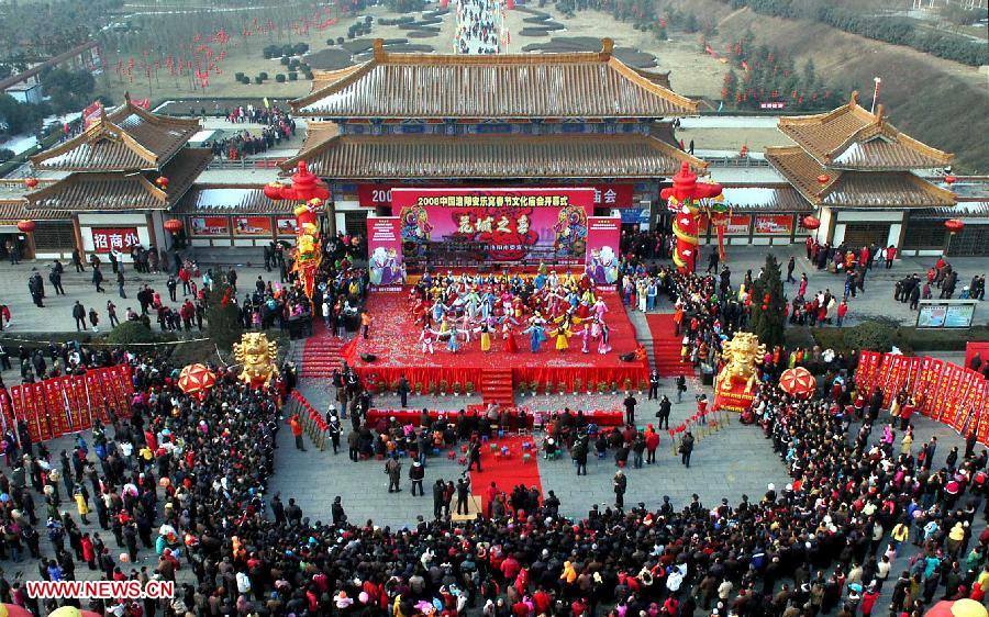 File photo taken on Feb. 13, 2010 shows local citizens watch performance at a temple fair to celebrate the New Year in Luoyang City, central China's Henan Province. Temple fair in central China area is an important social activity for local people. The ancient temple fairs in central China were ceremonious sacrificial rituals. As time goes by, the focus of temple fair activities has shifted from "gods" to "people". The modern temple fair in central China is a platform of displaying folk culture as well as a channel for commodity circulation. According to statistics from the provincial cultural sector, there are about 35,000 temple fairs each year in Henan. (Xinhua/Wang Song)